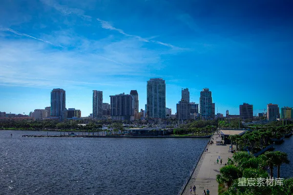 高清摄影 一片水景，背景中有城市。