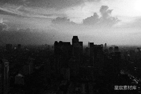 高清摄影 单色的城市天际线，夕阳西下，云层壮观。
