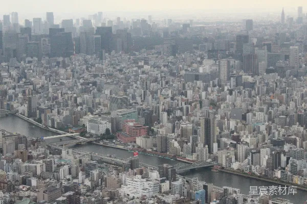 高清摄影 一幅城市航拍图，河流从中穿过。