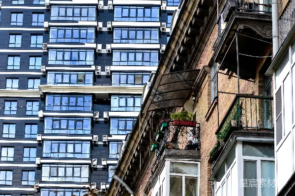高清摄影 一座高大的建筑，有许多窗户和阳台。