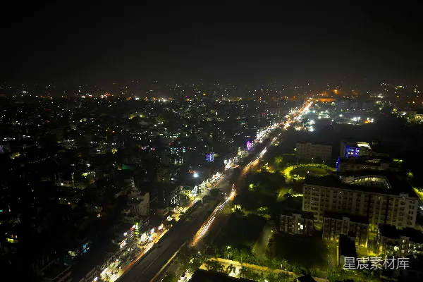 高清摄影 夜晚城市航拍图，街道灯火通明