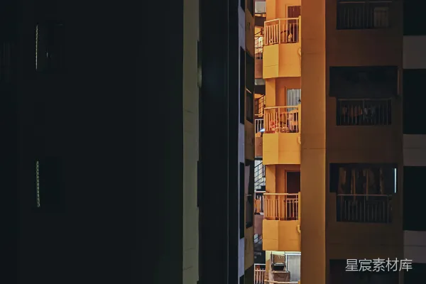 高清摄影 一座带有阳台的高黄色大楼