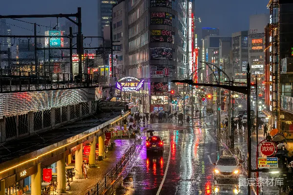 高清摄影 夜晚的城市街道，车辆在上面行驶。