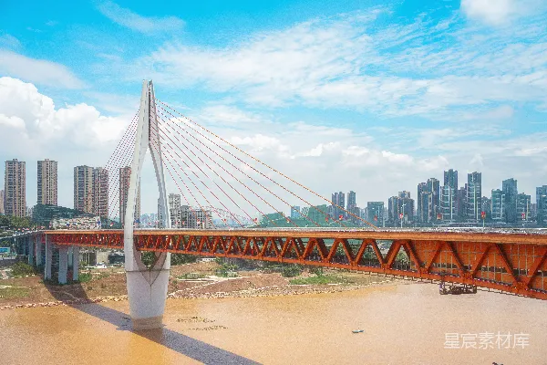 高清摄影 白桥在蓝天下的白天场景