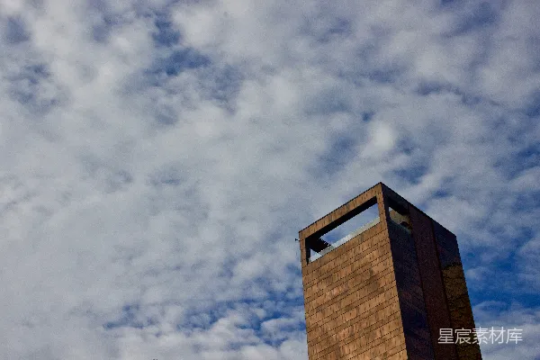 高清摄影 白天，棕色的混凝土建筑在白云下。