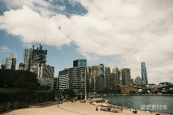高清摄影 一座城市的天际线，前景中有一片水域。