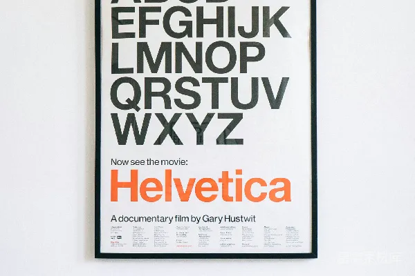 高清摄影 沙发上方悬挂的Helvetica字母海报