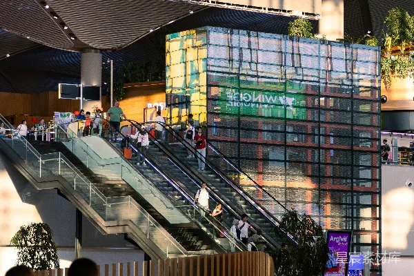 高清摄影 一群人在一栋建筑物周围散步。