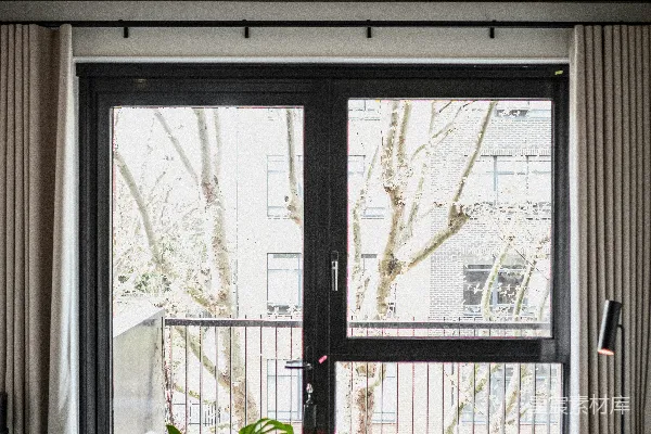 高清摄影 一个摆满家具的客厅，旁边有一扇大窗户。