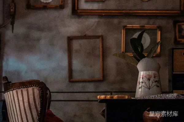 高清摄影 白色和红色的花瓶放在棕色的木桌上