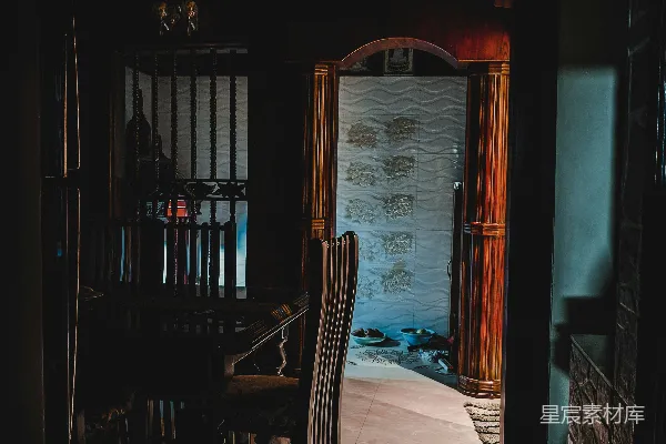 高清摄影 窗户旁边的一把棕色木椅