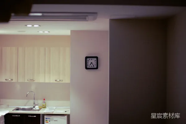 高清摄影 一个带有水槽和冰箱的厨房