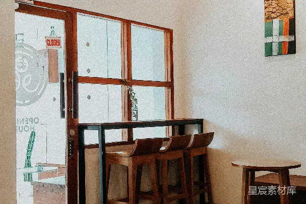 高清摄影 棕色木制椅子靠近窗户