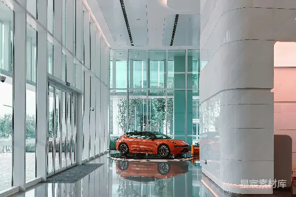 高清摄影 一辆橙色的汽车停在一个大建筑里