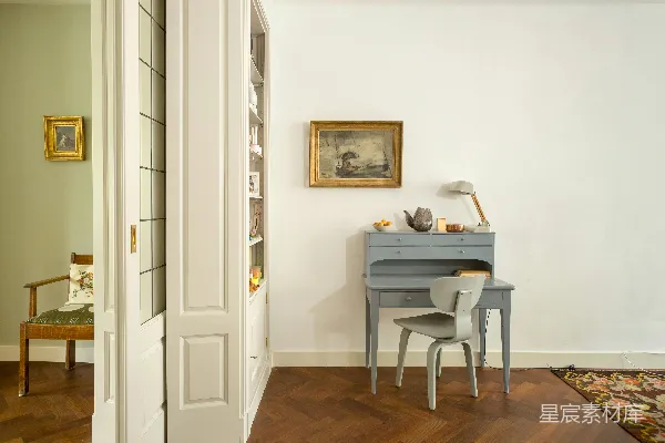 高清摄影 白色的木制桌子靠近白色的木制门