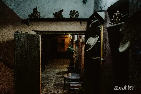 高清摄影 一个房间里挂着一排帽子。
