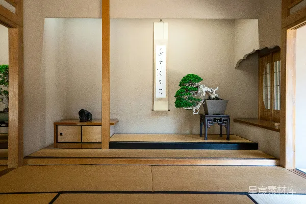 高清摄影 展示了一个带有传统装饰的日式房间。