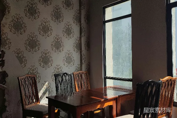 高清摄影 一个餐厅，里面有一张桌子和四把椅子。