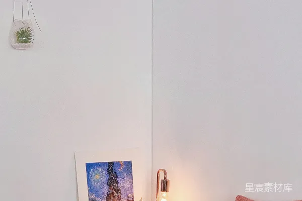 高清摄影 一个客厅，有一张沙发和一张桌子。