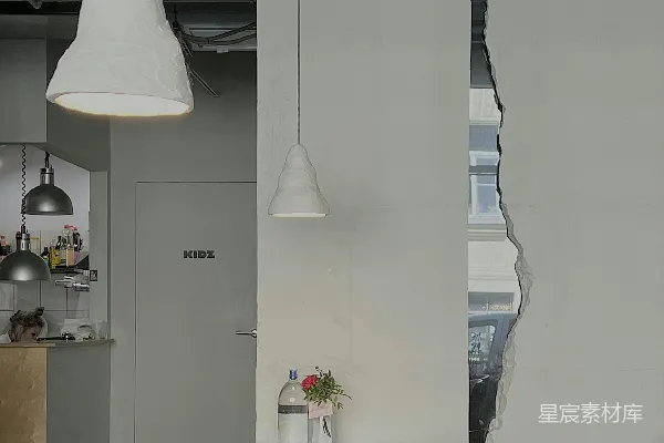 高清摄影 一间房间里有一张白色桌子和椅子。