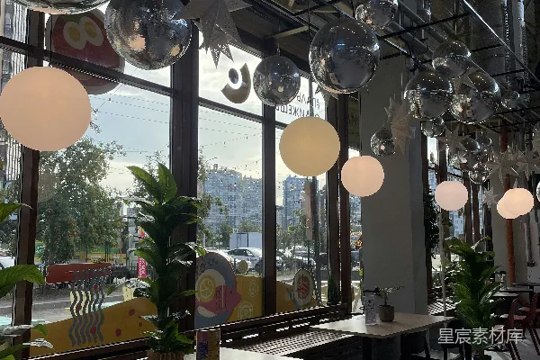 高清摄影 一家有大窗户和悬挂灯饰的餐厅