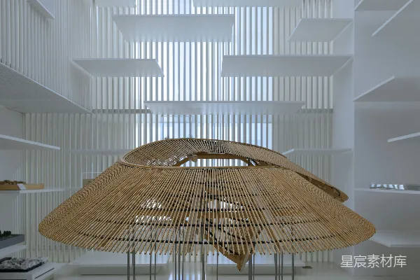 高清摄影 一个房间里有很多白色的书架