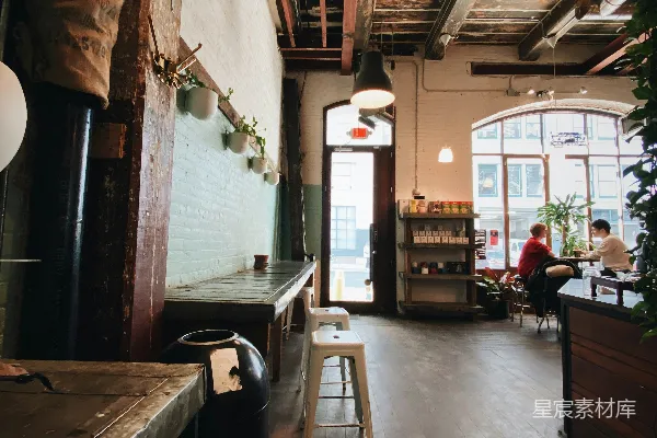 高清摄影 靠近窗户的棕色木桌