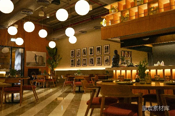 高清摄影 一家有很多桌椅的餐厅