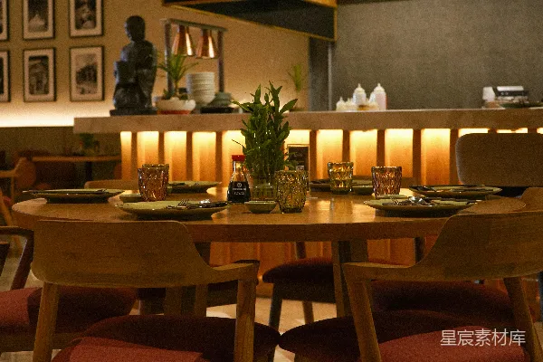 高清摄影 一间餐厅，配有桌子、椅子和墙上的图片。