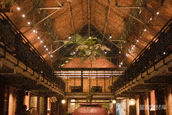 高清摄影 乡村风格的餐厅内部，有木梁和木桌。