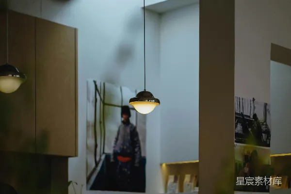 高清摄影 室内有悬挂的灯具和挂在墙上的艺术品。