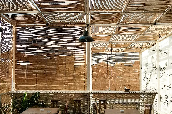 高清摄影 房间里有四张空的木桌。