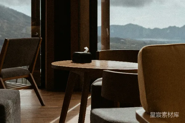 高清摄影 餐厅内部，窗外是多云的山景。