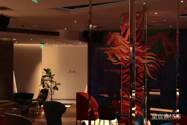 高清摄影 现代化的休息区，配有彩色座椅和镜子。