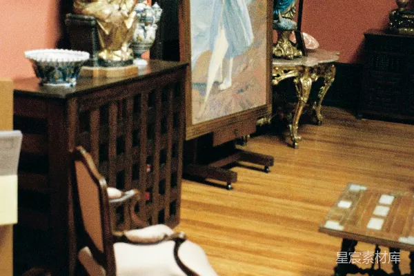 高清摄影 棕色木制桌子旁边有一把棕色木制的白色垫子椅子。