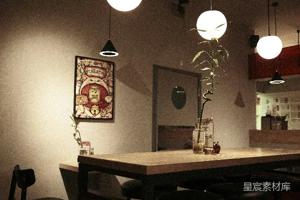 高清摄影 一间餐厅，配有桌子和椅子。