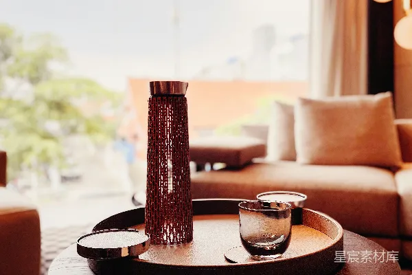 高清摄影 一张桌子上有玻璃杯和花瓶。