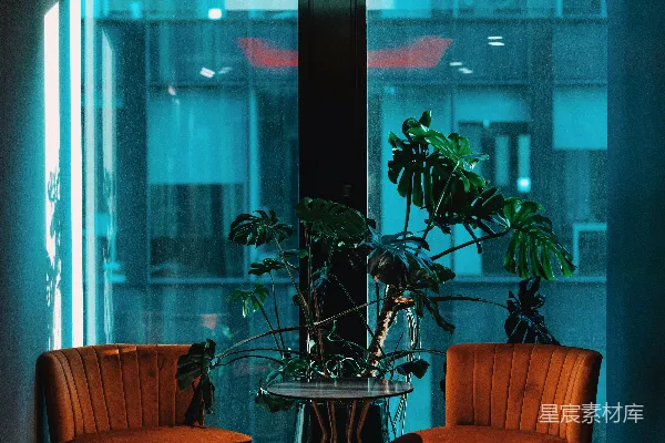 高清摄影 一个房间内有一张桌子和两把椅子。