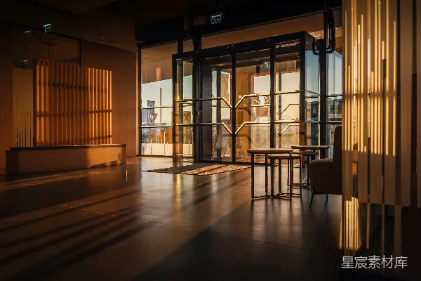 高清摄影 一个房间里有一张桌子和椅子。