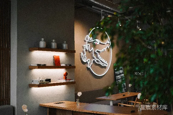 高清摄影 一家墙上挂着大号霓虹灯招牌的餐厅