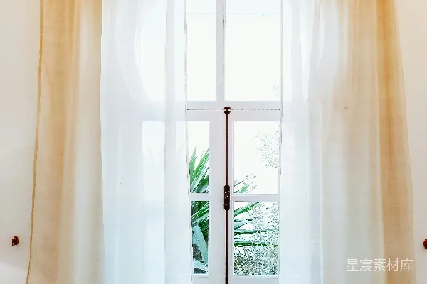 高清摄影 拱形窗户，带有纱质窗帘和华丽的椅子。