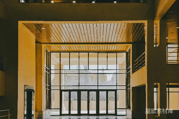高清摄影 现代化建筑的大堂，设有大玻璃门和窗户。