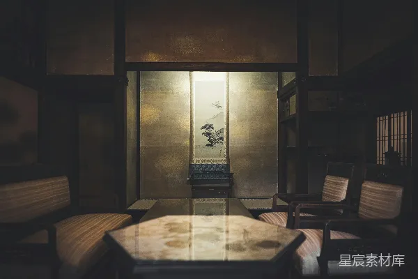 高清摄影 一个房间，里面有椅子和桌子。