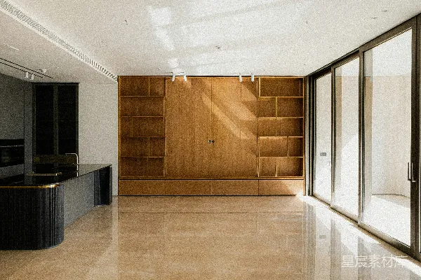 高清摄影 空荡的现代化客厅，带有木质书架和厨房岛台。