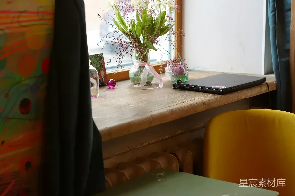 高清摄影 一张桌子，上面放着一台笔记本电脑，旁边有一扇窗户。
