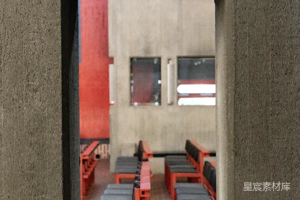 高清摄影 混凝土建筑中的空座位