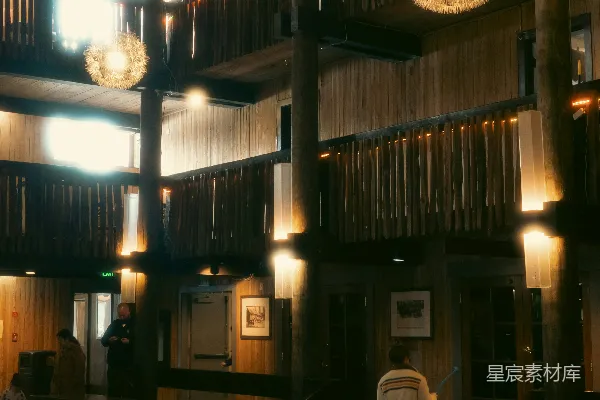 高清摄影 一间带有木梁和灯光的质朴小屋内部