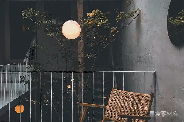 高清摄影 棕色木制扶手椅旁是黑色金属栅栏。