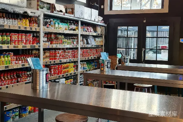高清摄影 一家摆满了木质桌子和凳子的商店