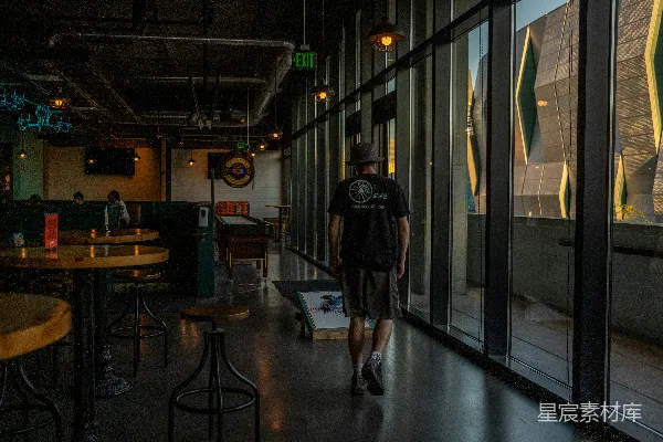 高清摄影 一个人在餐厅里行走。